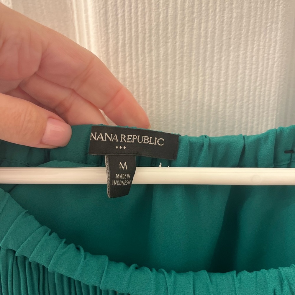 Banana Republic Green pleated skirt - Picture 2 of 3